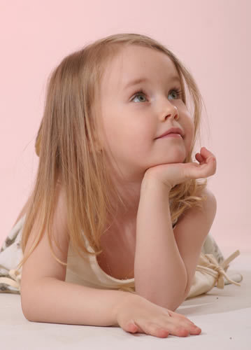 un enfant qui sourit reve d elfetes du fees de maigie un petit enfant qui pleure a son petit lot de malheur